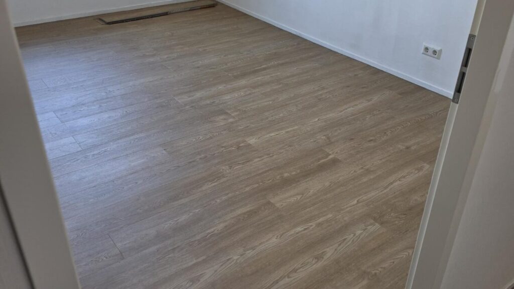 Afgewerkte houtlookvloer in woonruimte