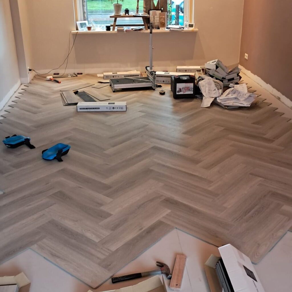 Visgraat PVC-vloer tijdens het leggen